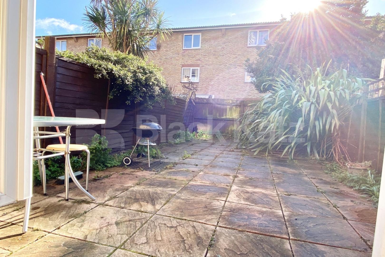 1100 Sq.Ft. of living & entertaining space with hot water & heating included Canterbury Place, Elephant and Castle